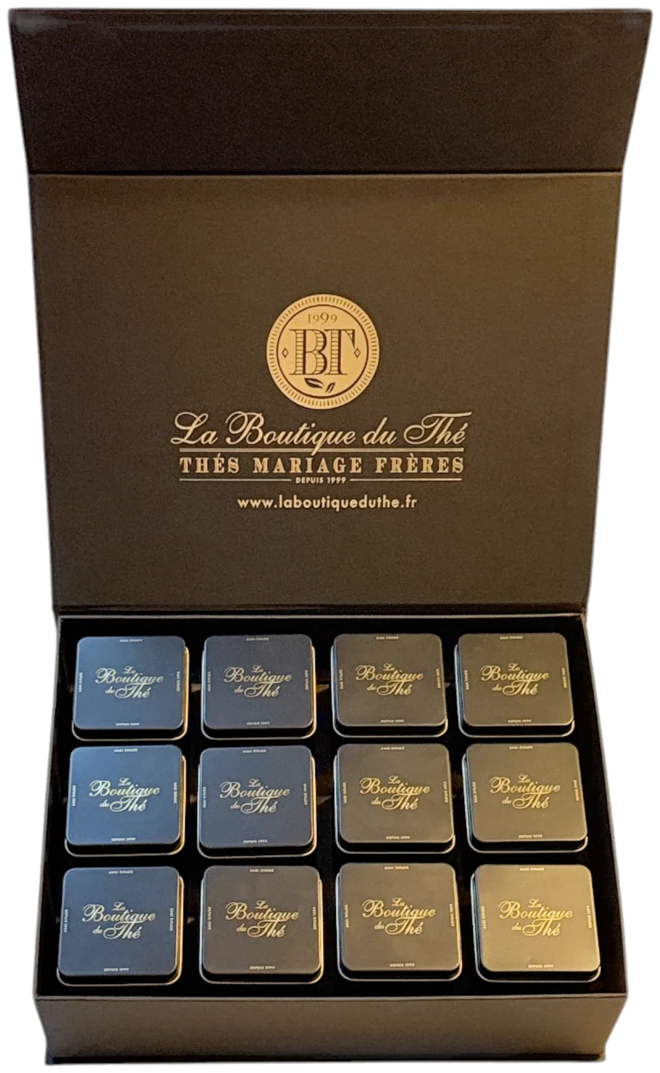 Chaque thé dans sa boîte métal, rangée dans le coffret.