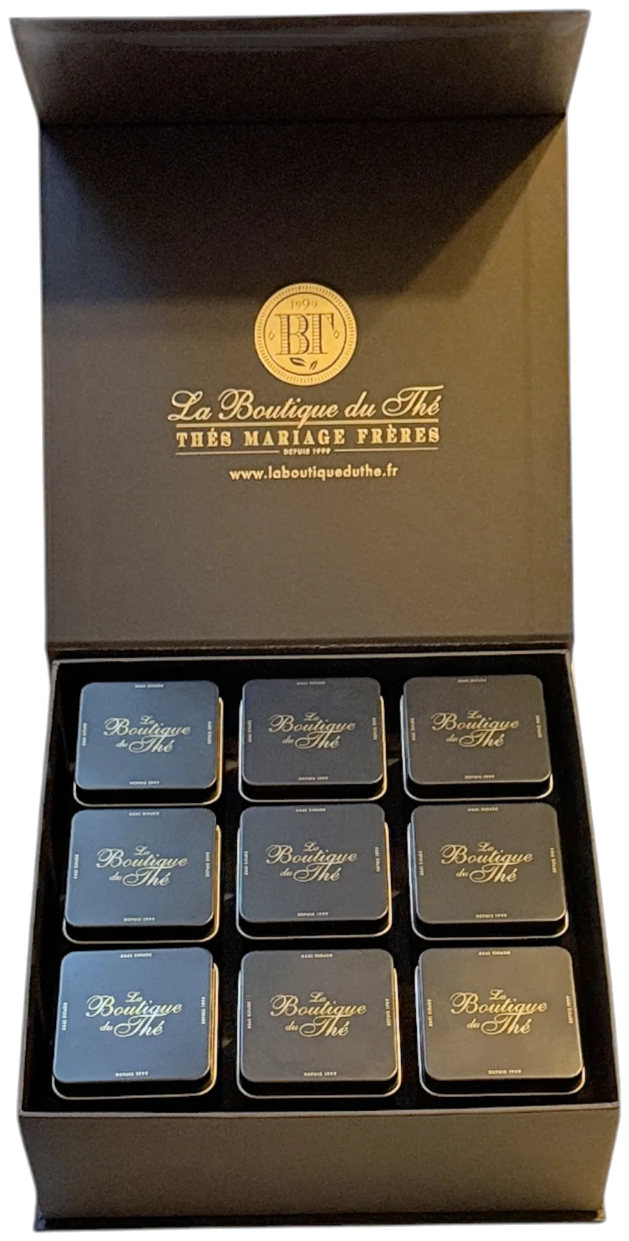 Chaque thé dans sa boîte métal, rangée dans le coffret.