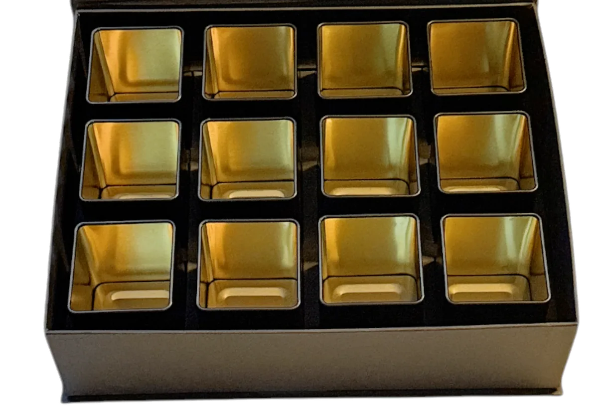 Votre coffret par 12, ouvert sur ses boîtes métal