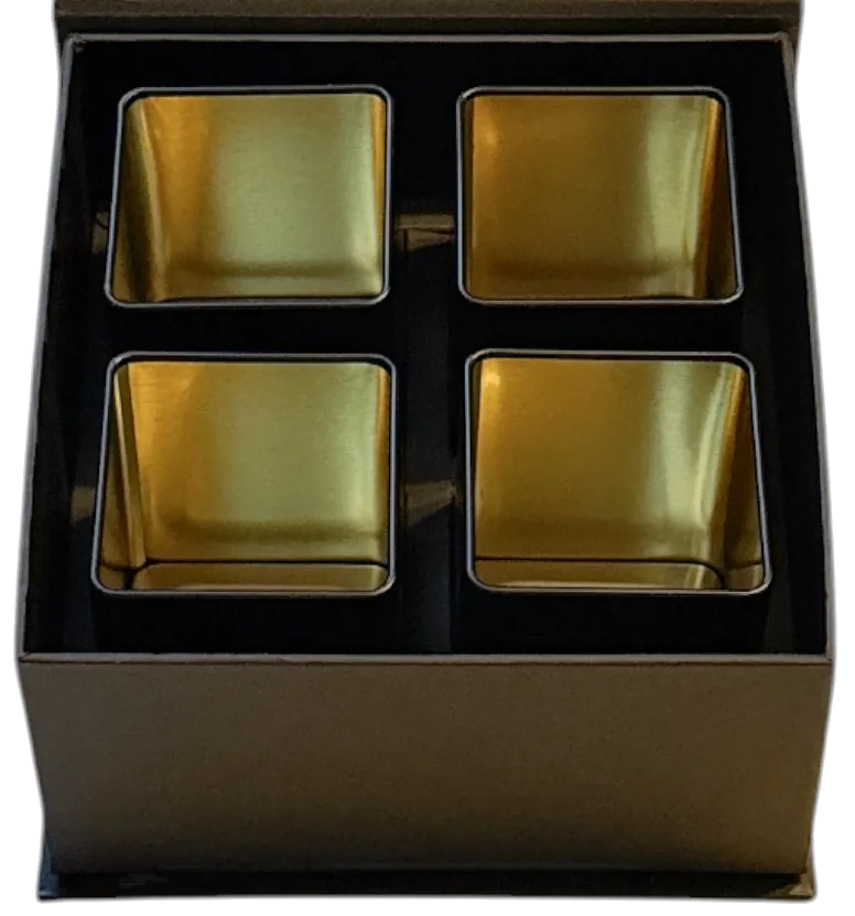 Votre coffret par 4, ouvert sur ses boîtes métal