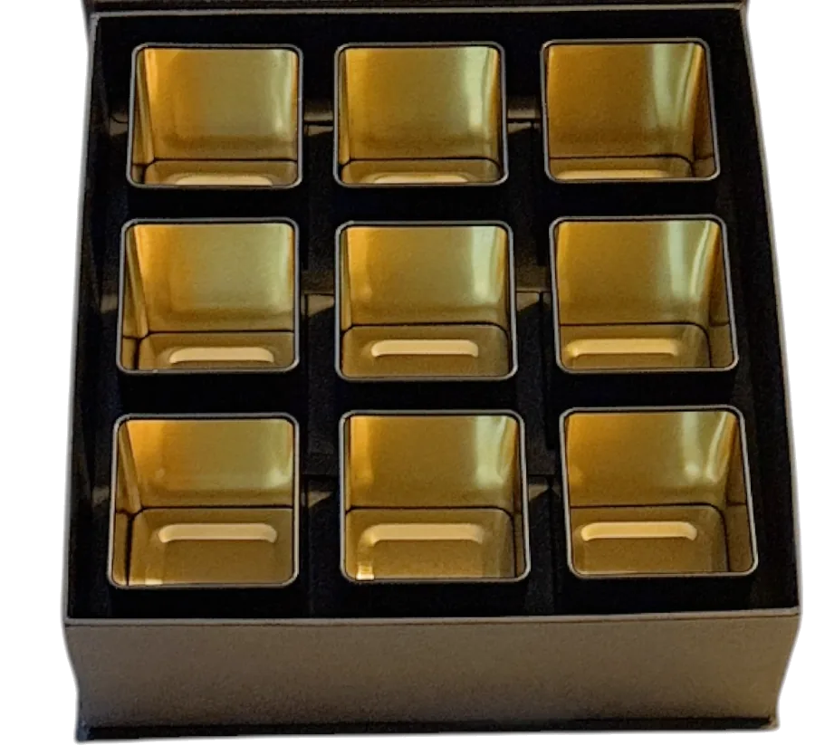 Votre coffret par 9, ouvert sur ses boîtes métal